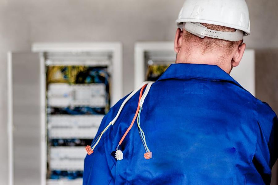 Electrician cu cască de protecție